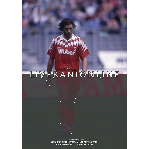 RETROSPETTIVA LORENZO AMORUSO CALCIATORE NELLA FOTO LORENZO AMORUSO CON LA MAGLIA DEL BARI CALCIO NELL\'ANNO 1994-1995 AG ALDO LIVERANI SAS