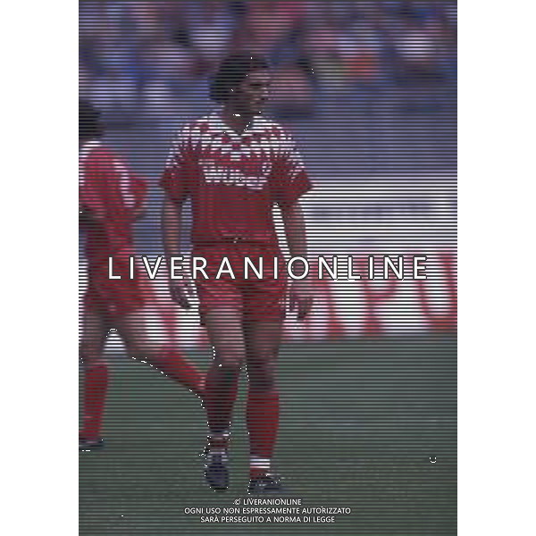 RETROSPETTIVA LORENZO AMORUSO CALCIATORE NELLA FOTO LORENZO AMORUSO CON LA MAGLIA DEL BARI CALCIO NELL\'ANNO 1994-1995 AG ALDO LIVERANI SAS