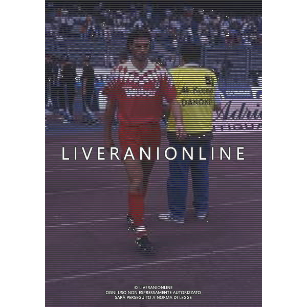 RETROSPETTIVA LORENZO AMORUSO CALCIATORE NELLA FOTO LORENZO AMORUSO CON LA MAGLIA DEL BARI CALCIO NELL\'ANNO 1994-1995 AG ALDO LIVERANI SAS