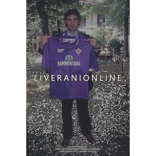 RETROSPETTIVA LORENZO AMORUSO CALCIATORE NELLA FOTO LORENZO AMORUSO CON LA MAGLIA DELLA FIORENTINA CALCIO AG ALDO LIVERANI SAS