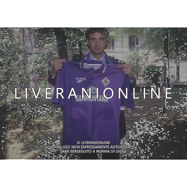 RETROSPETTIVA LORENZO AMORUSO CALCIATORE NELLA FOTO LORENZO AMORUSO CON LA MAGLIA DELLA FIORENTINA CALCIO AG ALDO LIVERANI SAS 