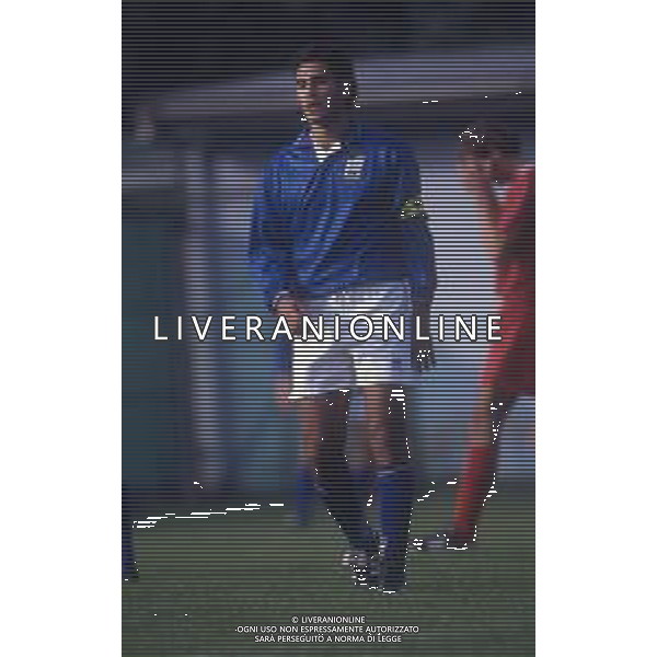 RETROSPETTIVA NICOLA AMORUSO CALCIATORE NELLA FOTO NICOLA AMORUSO CON LA MAGLIA DELLA NAZIONALE ITALIANA NELL\'ANNO 1994-1995 AG ALDO LIVERANI SAS