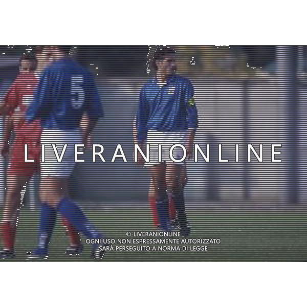 RETROSPETTIVA NICOLA AMORUSO CALCIATORE NELLA FOTO NICOLA AMORUSO CON LA MAGLIA DELLA NAZIONALE ITALIANA NELL\'ANNO 1994-1995 AG ALDO LIVERANI SAS