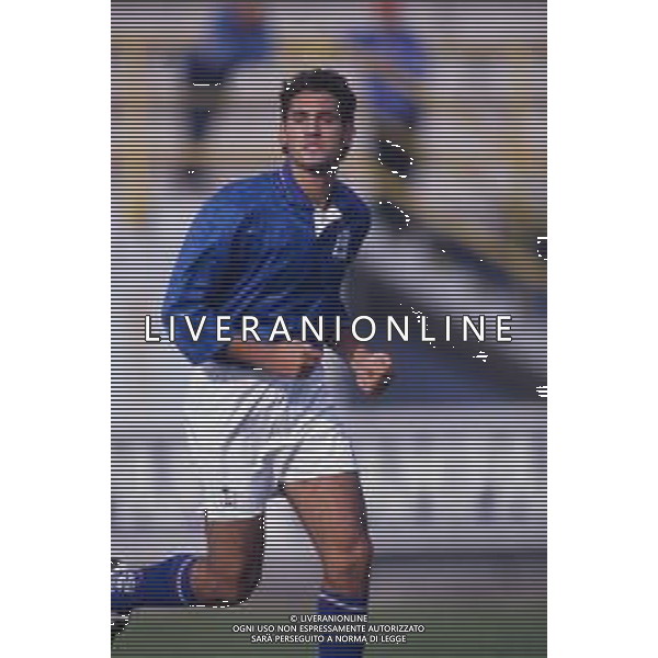RETROSPETTIVA NICOLA AMORUSO CALCIATORE NELLA FOTO NICOLA AMORUSO CON LA MAGLIA DELLA NAZIONALE ITALIANA NELL\'ANNO 1994-1995 AG ALDO LIVERANI SAS