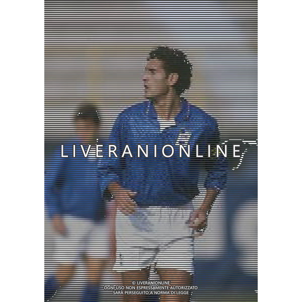 RETROSPETTIVA NICOLA AMORUSO CALCIATORE NELLA FOTO NICOLA AMORUSO CON LA MAGLIA DELLA NAZIONALE ITALIANA NELL\'ANNO 1994-1995 AG ALDO LIVERANI SAS