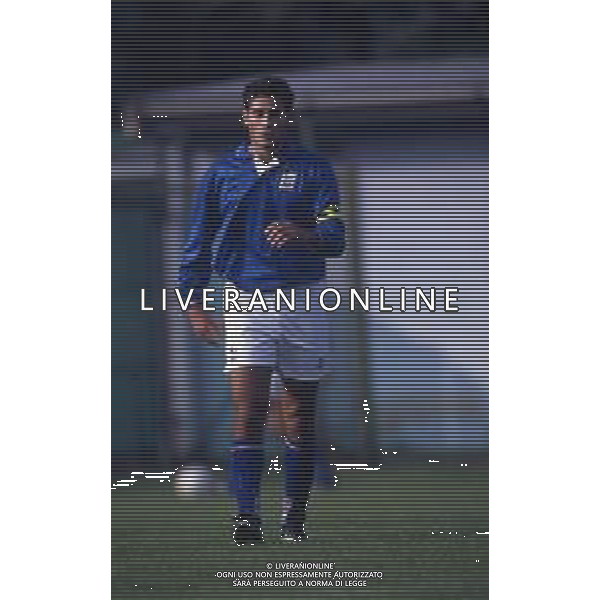 RETROSPETTIVA NICOLA AMORUSO CALCIATORE NELLA FOTO NICOLA AMORUSO CON LA MAGLIA DELLA NAZIONALE ITALIANA NELL\'ANNO 1994-1995 AG ALDO LIVERANI SAS