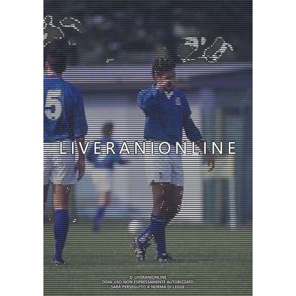 RETROSPETTIVA NICOLA AMORUSO CALCIATORE NELLA FOTO NICOLA AMORUSO CON LA MAGLIA DELLA NAZIONALE ITALIANA NELL\'ANNO 1994-1995 AG ALDO LIVERANI SAS