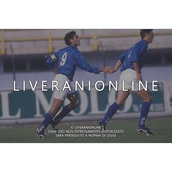 RETROSPETTIVA NICOLA AMORUSO CALCIATORE NELLA FOTO NICOLA AMORUSO CON LA MAGLIA DELLA NAZIONALE ITALIANA NELL\'ANNO 1994-1995 AG ALDO LIVERANI SAS