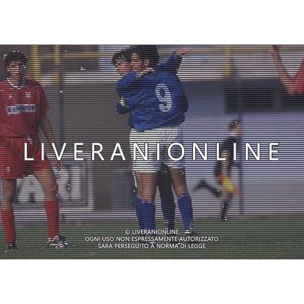 RETROSPETTIVA NICOLA AMORUSO CALCIATORE NELLA FOTO NICOLA AMORUSO CON LA MAGLIA DELLA NAZIONALE ITALIANA NELL\'ANNO 1994-1995 AG ALDO LIVERANI SAS