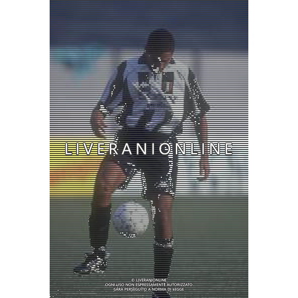 RETROSPETTIVA NICOLA AMORUSO CALCIATORE NELLA FOTO NICOLA AMORUSO CON LA MAGLIA DELLA JUVENTUS NELL\'ANNO 1997-1998 AG ALDO LIVERANI SAS