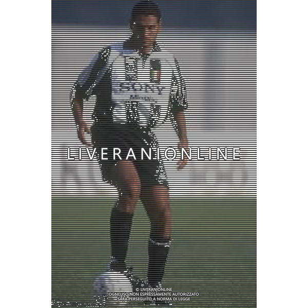 RETROSPETTIVA NICOLA AMORUSO CALCIATORE NELLA FOTO NICOLA AMORUSO CON LA MAGLIA DELLA JUVENTUS NELL\'ANNO 1997-1998 AG ALDO LIVERANI SAS