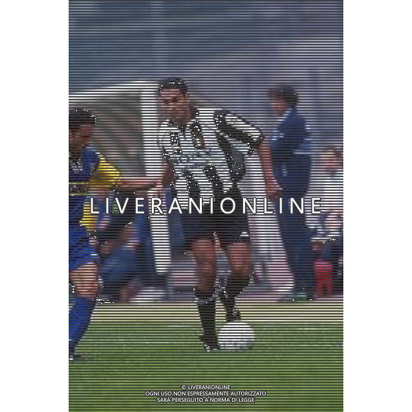 RETROSPETTIVA NICOLA AMORUSO CALCIATORE NELLA FOTO NICOLA AMORUSO CON LA MAGLIA DELLA JUVENTUS NELL\'ANNO 1997-1998 AG ALDO LIVERANI SAS