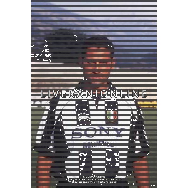 RETROSPETTIVA NICOLA AMORUSO CALCIATORE NELLA FOTO NICOLA AMORUSO CON LA MAGLIA DELLA JUVENTUS NELL\'ANNO 1997-1998 AG ALDO LIVERANI SAS