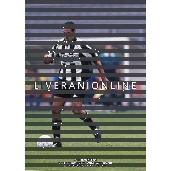 RETROSPETTIVA NICOLA AMORUSO CALCIATORE NELLA FOTO NICOLA AMORUSO CON LA MAGLIA DELLA JUVENTUS NELL\'ANNO 1997-1998 AG ALDO LIVERANI SAS