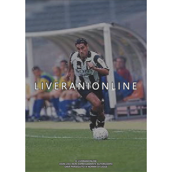 RETROSPETTIVA NICOLA AMORUSO CALCIATORE NELLA FOTO NICOLA AMORUSO CON LA MAGLIA DELLA JUVENTUS NELL\'ANNO 1997-1998 AG ALDO LIVERANI SAS