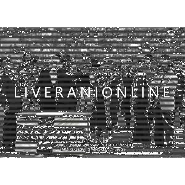 09-06-1991 GENOA FINALE DI RITORNO DI COPPA ITALIA SAMPDORIA ROMA 1-1 NELLA FOTO LUCIANO NIZZOLA CONSEGNA LA COPPA ITALIA VINTA DALLA ROMA A FLORA VIOLA AG ALDO LIVERANI SAS
