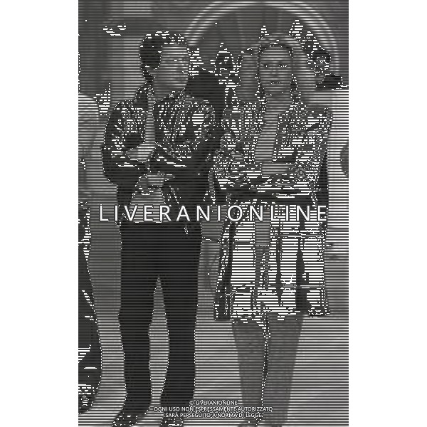 1984 MILANO TRASMISSIONE TELEVISIVA “QUIZ“ CONDOTTO DA LORETTA GOGGI NELLA FOTO MEMO REMIGI CON LORETTA GOGGI AG ALDO LIVERANI SAS