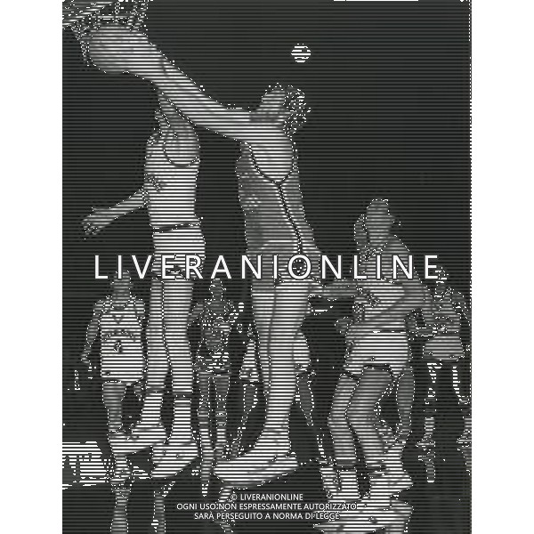 RETROSPETTIVA RENZO TOMBOLATO BASKET NELLA FOTO RENZO TOMBOLATO CON LA MAGLIA DELLA GABETTI CANTU\' AG ALDO LIVERANI SAS