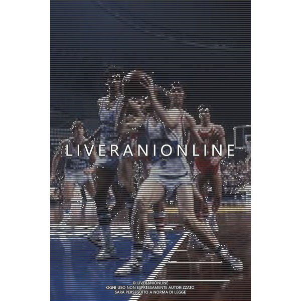 RETROSPETTIVA RENZO TOMBOLATO BASKET NELLA FOTO RENZO TOMBOLATO CON LA MAGLIA ULTRA RAPIDA SQUIBB CANTU\' AG ALDO LIVERANI SAS