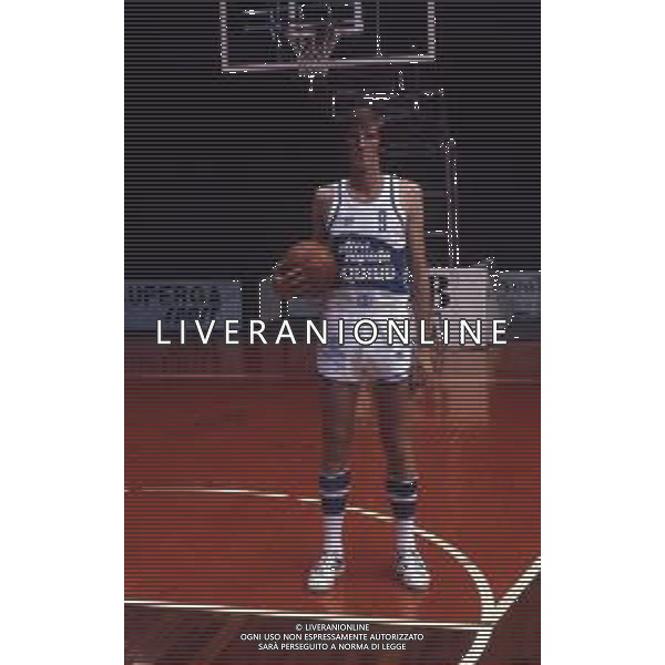 RETROSPETTIVA RENZO TOMBOLATO BASKET NELLA FOTO RENZO TOMBOLATO CON LA MAGLIA ULTRA RAPIDA SQUIBB CANTU\' AG ALDO LIVERANI SAS