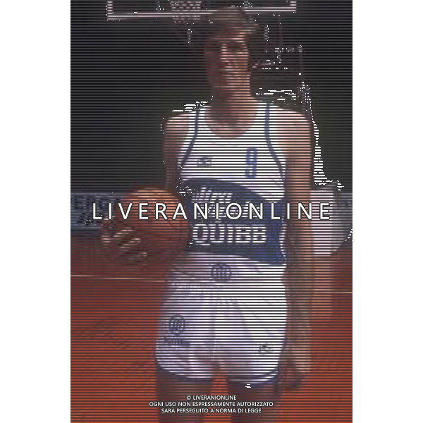 RETROSPETTIVA RENZO TOMBOLATO BASKET NELLA FOTO RENZO TOMBOLATO CON LA MAGLIA ULTRA RAPIDA SQUIBB CANTU\' AG ALDO LIVERANI SAS
