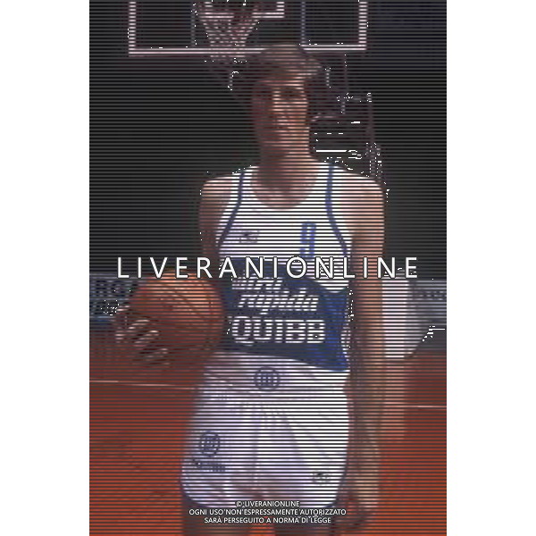RETROSPETTIVA RENZO TOMBOLATO BASKET NELLA FOTO RENZO TOMBOLATO CON LA MAGLIA ULTRA RAPIDA SQUIBB CANTU\' AG ALDO LIVERANI SAS