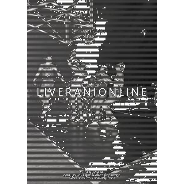 1975 VARESE CAMPIONATO DI BASKET SERIE A IGNIS-FORST NELLA FOTO AZIONE DI GIOCO AG ALDO LIVERANI SAS