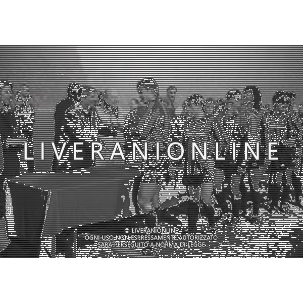 29-11-1990 BOLOGNA FINALE DI RITORNO SUPERCOPPA UEFA MILAN SAMPDORIA 2-0 NELLA FOTO IL MILAN PREMIATO DA LUCIANO NIZZOLA AG ALDO LIVERANI SAS