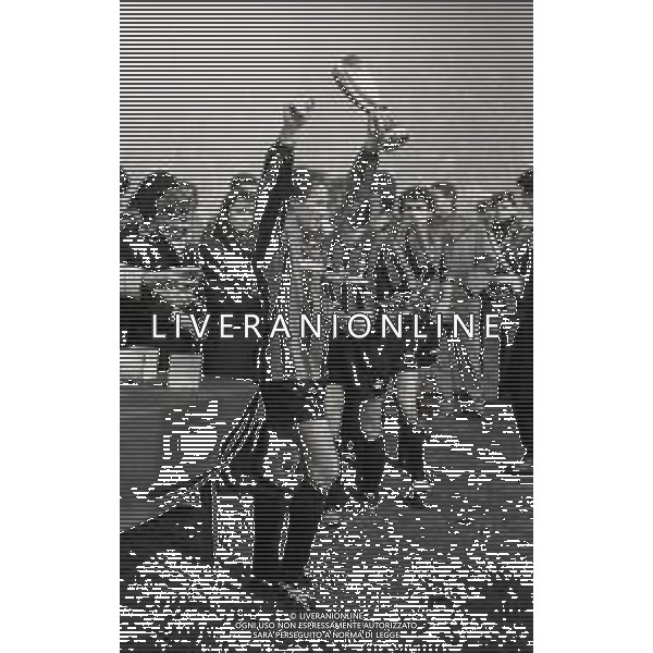 29-11-1990 BOLOGNA FINALE DI RITORNO SUPERCOPPA UEFA MILAN SAMPDORIA 2-0 NELLA FOTO FRANCO BARESI CON LA COPPA AG ALDO LIVERANI SAS