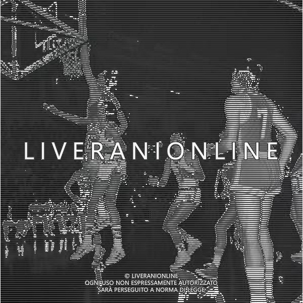 10-11-1974 MILANO CAMPIONATO DI BASKET SERIE A MOBILQUATTRO MILANO-SINUDYNE BOLOGNA NELLA FOTO AZIONE DI GIOCO AG ALDO LIVERANI SAS
