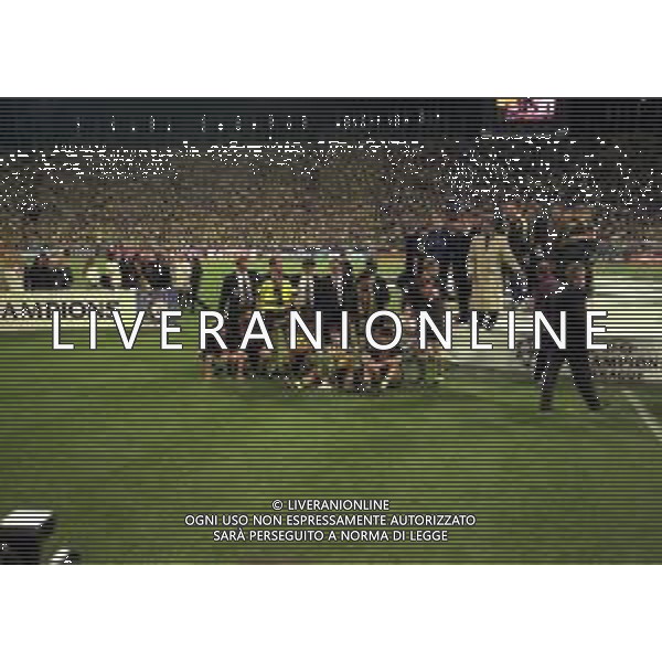 28-05-1997 MONACO DI BAVIERA- FINALE DI CHAMPIONS LEAGUE JUVENTUS BORUSSIA DORTMUND 3-1 NELLA FOTO I giocatori del borussia dortmund festeggano la vittoria con la coppa dei campioni AG ALDO LIVERANI SAS