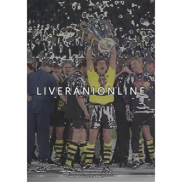 28-05-1997 MONACO DI BAVIERA- FINALE DI CHAMPIONS LEAGUE JUVENTUS BORUSSIA DORTMUND 3-1 NELLA FOTO ANDREAS MOLLER CON LA COPPA DEI CAMPIONI AG ALDO LIVERANI SAS