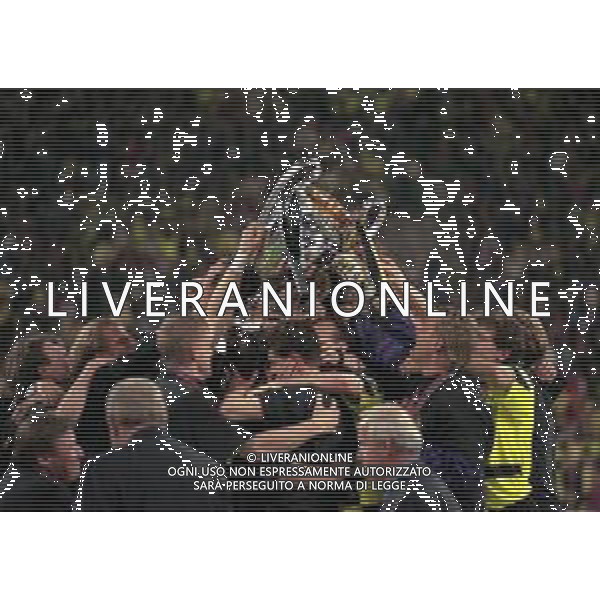 28-05-1997 MONACO DI BAVIERA- FINALE DI CHAMPIONS LEAGUE JUVENTUS BORUSSIA DORTMUND 3-1 NELLA FOTO I GIOCATORI DEL BORUSSIA DORTMUND FESTEGGIANO LA COPPA DEI CAMPIONI AG ALDO LIVERANI SAS