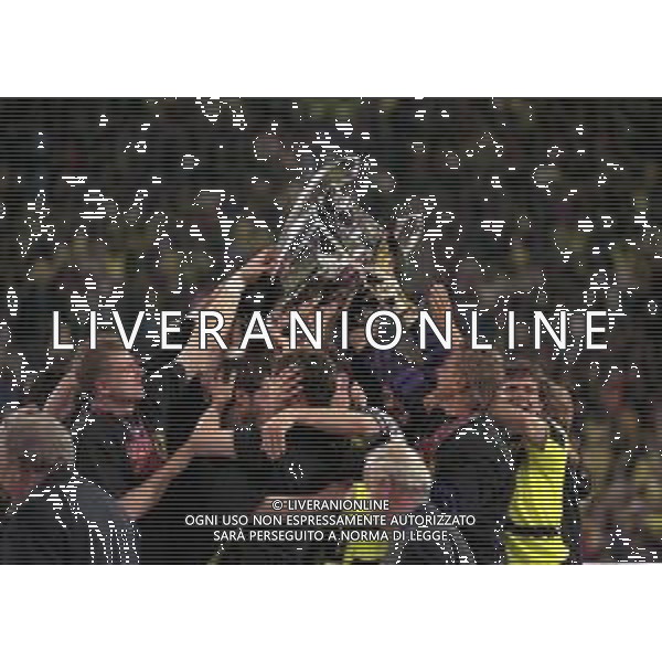 28-05-1997 MONACO DI BAVIERA- FINALE DI CHAMPIONS LEAGUE JUVENTUS BORUSSIA DORTMUND 3-1 NELLA FOTO I GIOCATORI DEL BORUSSIA DORTMUND FESTEGGIANO LA VITTORIA CON LA COPPA CAMPIONI AG ALDO LIVERANI SAS