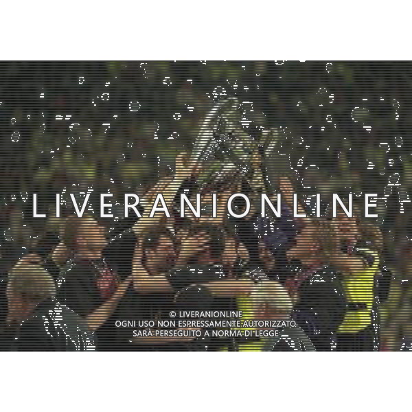 28-05-1997 MONACO DI BAVIERA- FINALE DI CHAMPIONS LEAGUE JUVENTUS BORUSSIA DORTMUND 3-1 NELLA FOTO I GIOCATORI DEL BORUSSIA DORTMUND FESTEGGIANO LA VITTORIA CON LA COPPA CAMPIONI AG ALDO LIVERANI SAS