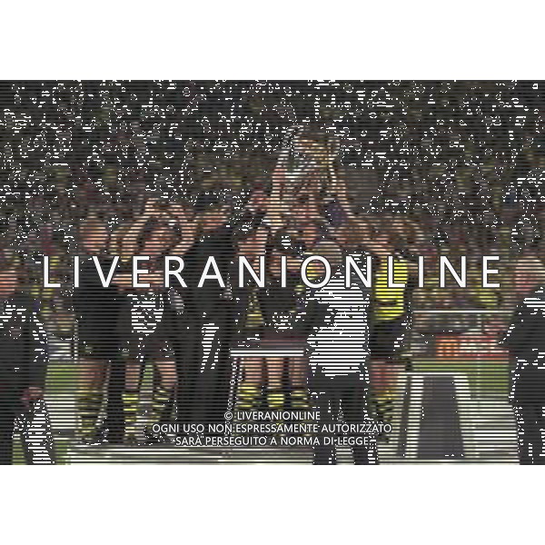 28-05-1997 MONACO DI BAVIERA- FINALE DI CHAMPIONS LEAGUE JUVENTUS BORUSSIA DORTMUND 3-1 NELLA FOTO I GIOCATORI DEL BORUSSIA DORTMUND FESTEGGIANO LA VITTORIA CON LA COPPA CAMPIONI AG ALDO LIVERANI SAS