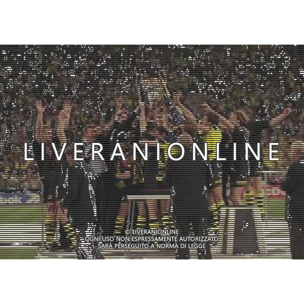 28-05-1997 MONACO DI BAVIERA- FINALE DI CHAMPIONS LEAGUE JUVENTUS BORUSSIA DORTMUND 3-1 NELLA FOTO I GIOCATORI DEL BORUSSIA DORTMUND FESTEGGIANO LA VITTORIA CON LA COPPA CAMPIONI AG ALDO LIVERANI SAS