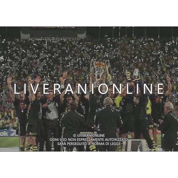 28-05-1997 MONACO DI BAVIERA- FINALE DI CHAMPIONS LEAGUE JUVENTUS BORUSSIA DORTMUND 3-1 NELLA FOTO I GIOCATORI DEL BORUSSIA DORTMUND FESTEGGIANO LA VITTORIA CON LA COPPA CAMPIONI AG ALDO LIVERANI SAS