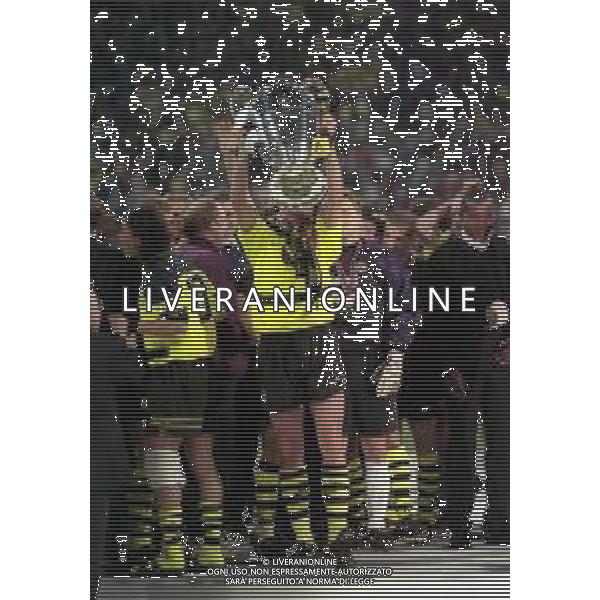 28-05-1997 MONACO DI BAVIERA- FINALE DI CHAMPIONS LEAGUE JUVENTUS BORUSSIA DORTMUND 3-1 NELLA FOTO I GIOCATORI DEL BORUSSIA DORTMUND FESTEGGIANO LA VITTORIA CON LA COPPA CAMPIONI AG ALDO LIVERANI SAS