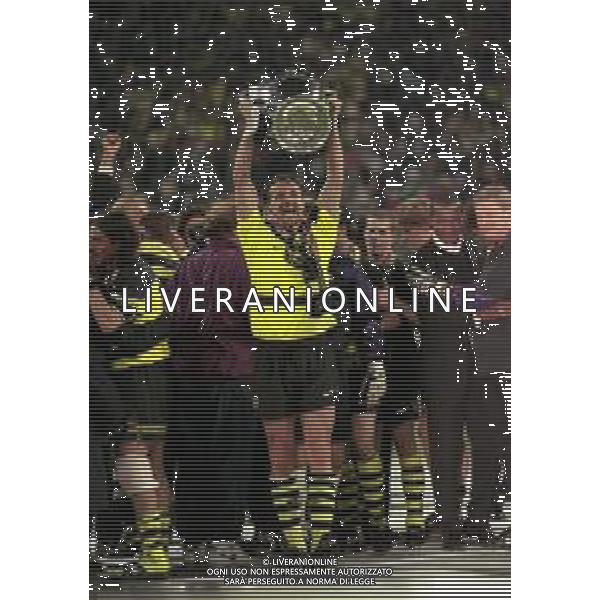28-05-1997 MONACO DI BAVIERA- FINALE DI CHAMPIONS LEAGUE JUVENTUS BORUSSIA DORTMUND 3-1 NELLA FOTO JURGEN KOLLER CON LA COPPA DEI CAMPIONI AG ALDO LIVERANI SAS