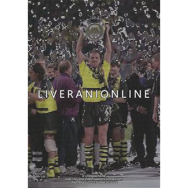 28-05-1997 MONACO DI BAVIERA- FINALE DI CHAMPIONS LEAGUE JUVENTUS BORUSSIA DORTMUND 3-1 NELLA FOTO JURGEN KOLLER CON LA COPPA DEI CAMPIONI AG ALDO LIVERANI SAS