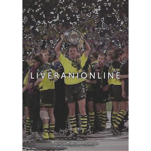 28-05-1997 MONACO DI BAVIERA- FINALE DI CHAMPIONS LEAGUE JUVENTUS BORUSSIA DORTMUND 3-1 NELLA FOTO JURGEN KOLLER CON LA COPPA DEI CAMPIONI AG ALDO LIVERANI SAS