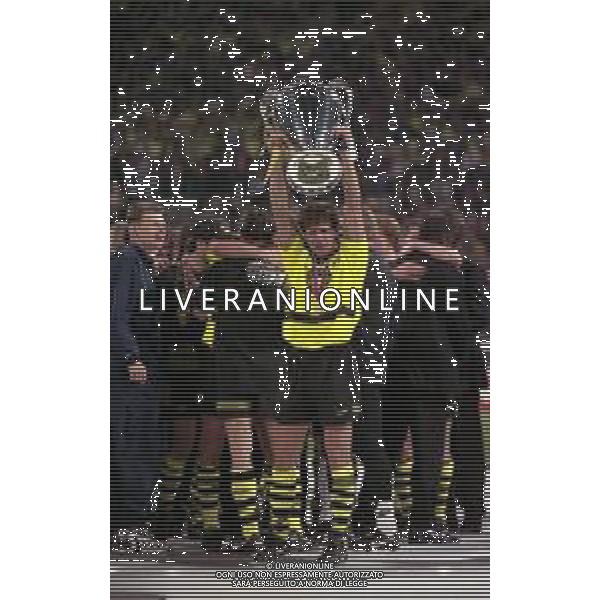 28-05-1997 MONACO DI BAVIERA- FINALE DI CHAMPIONS LEAGUE JUVENTUS BORUSSIA DORTMUND 3-1 NELLA FOTO ANDREAS MOLLER CON LA COPPA DEI CAMPIONI AG ALDO LIVERANI SAS 