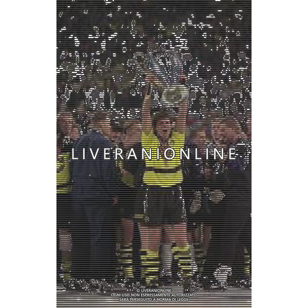 28-05-1997 MONACO DI BAVIERA- FINALE DI CHAMPIONS LEAGUE JUVENTUS BORUSSIA DORTMUND 3-1 NELLA FOTO ANDREAS MOLLER CON LA COPPA DEI CAMPIONI AG ALDO LIVERANI SAS