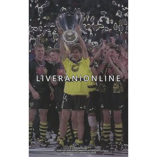 28-05-1997 MONACO DI BAVIERA- FINALE DI CHAMPIONS LEAGUE JUVENTUS BORUSSIA DORTMUND 3-1 NELLA FOTO KARL HEINZ RIEDLE CON LA COPPA DEI CAMPIONI AG ALDO LIVERANI SAS
