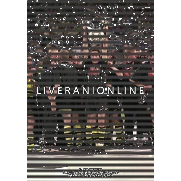 28-05-1997 MONACO DI BAVIERA- FINALE DI CHAMPIONS LEAGUE JUVENTUS BORUSSIA DORTMUND 3-1 NELLA FOTO I GIOCATORI DEL BORUSSIA DORTMUND FESTEGGIANO LA VITTORIA CON LA COPPA CAMPIONI AG ALDO LIVERANI SAS