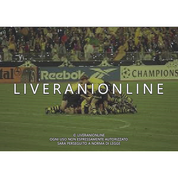 28-05-1997 MONACO DI BAVIERA- FINALE DI CHAMPIONS LEAGUE JUVENTUS BORUSSIA DORTMUND 3-1 NELLA FOTO ABBRACCI FINALI GIOCATORI DEL BORUSSIA DORTMUND AG ALDO LIVERANI SAS