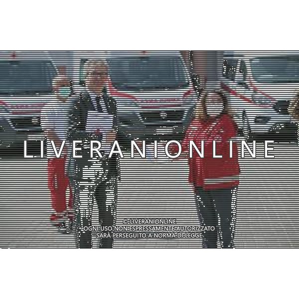 IMOLA 08 05 2020 GIORNATA MONDIALE DELLA CROCE ROSSA NELLA FOTO RESPNSABILE CROCE ROSSA IMOLA FABRIZIA FIUMI CONSEGNA UN GAGLIARDETTO A VICE PRESIDENTE DELLA FONDAZIONE FABRIZIO MICOLI FOTO GIANNI SANNA-AG ALDO LIVERANI SAS