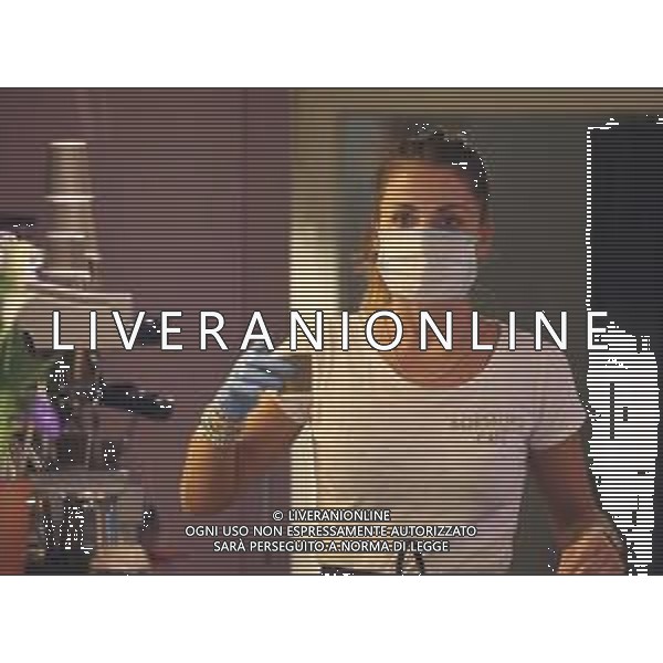 RIAPERTURA DI ALCUNE ATTIVITA\' NELLA FASE 2 DELL\'EMERGENZA CORONAVIRUS A REGGIO EMILIA 09.05.2020 NELLA FOTO BARISTA CON LA MASCHERINA E CAFFE\' DA ASPORTO ©SANTANDREA / AGENZIA ALDO LIVERANI SAS
