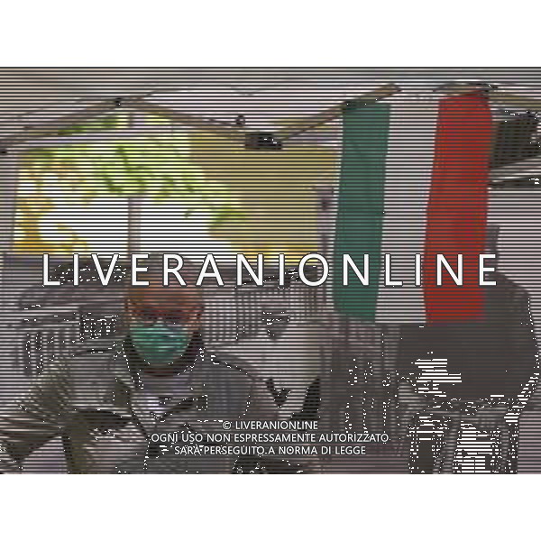 RIAPERTURA DI ALCUNE ATTIVITA\' NELLA FASE 2 DELL\'EMERGENZA CORONAVIRUS A REGGIO EMILIA 09.05.2020 NELLA FOTO PERSONE CON LA MASCHERINA A PASSEGGIO PER LE VIE DELLA CITTA\' E LA BANDIERA TRICOLORE ©SANTANDREA / AGENZIA ALDO LIVERANI SAS